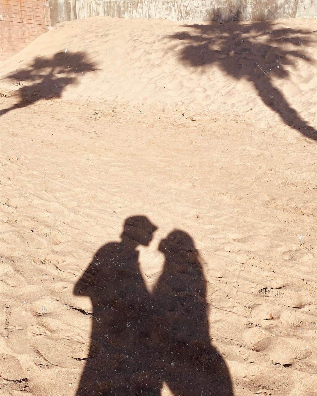 ジュリー・サリニャーナのインスタグラム：「My happy place.🌴💕 @kevinberruuu」