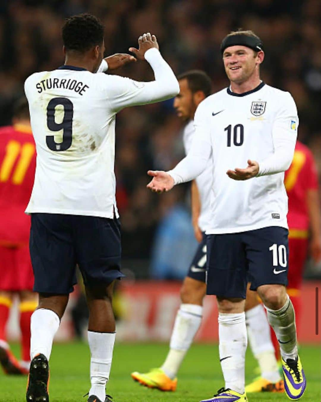 ダニエル・スタリッジのインスタグラム：「Special special player!! Happy retirement bro. Thanks for all the advice and the memories. It was an honor to call you a team mate and striker partner. All the best in the next chapter 🙌🏾 @waynerooney」