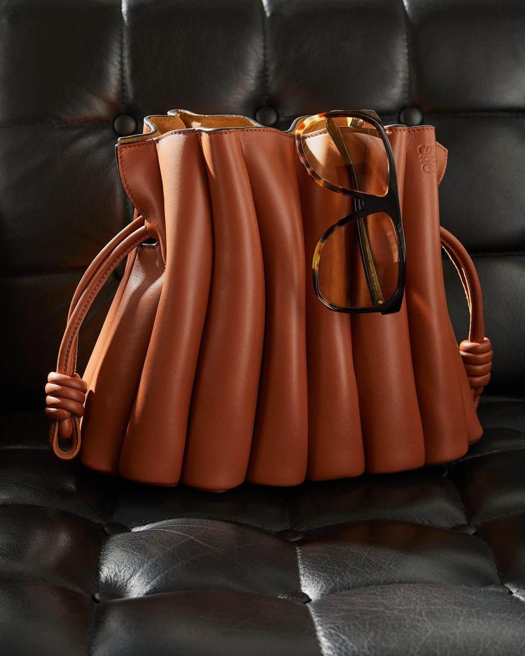 のインスタグラム：「Meet Ondas – the newest addition to @LOEWE’s Flamenco family, starring rippled leather and a distinctive drawstring closure.  #Harrods #HarrodsFashion #LOEWE  Our stores are closed – but you can still shop remotely through our Personal Shopping service, and online at harrods.com. Plus, enjoy 10% off with Harrods Rewards now. Join online for free today!」