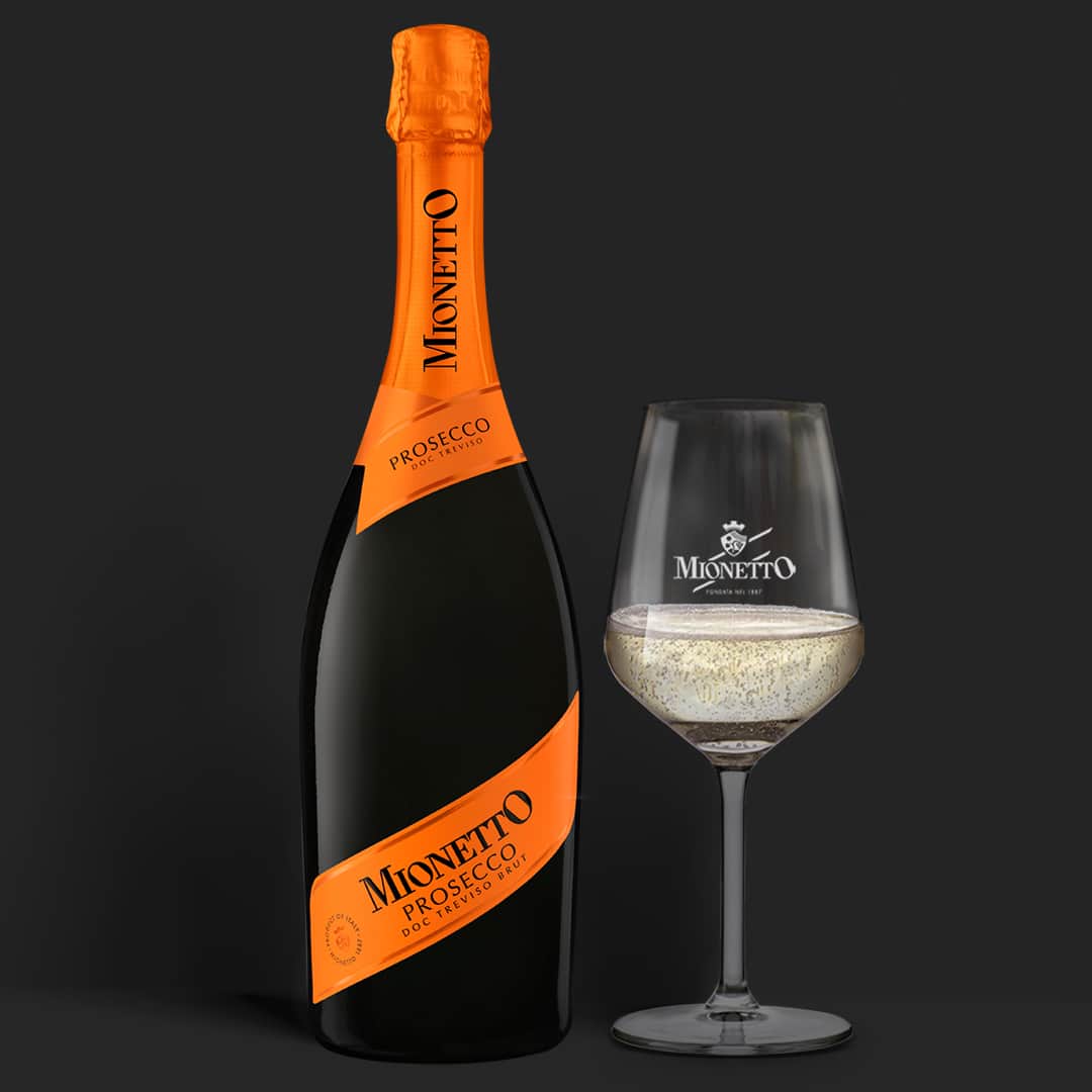 Mionetto Proseccoのインスタグラム：「Gli inimitabili sentori di Prosecco DOC Treviso Brut - Prestige Collection, frutto della tradizione enologica Mionetto, da oggi sono racchiusi dal design inconfondibile di una nuova bottiglia.  Eccellenza in tutti i sensi. 🥂⁣ #mionettoprosecco #mionettoinsieme⁣ ⁣ Bevi Mionetto responsabilmente」