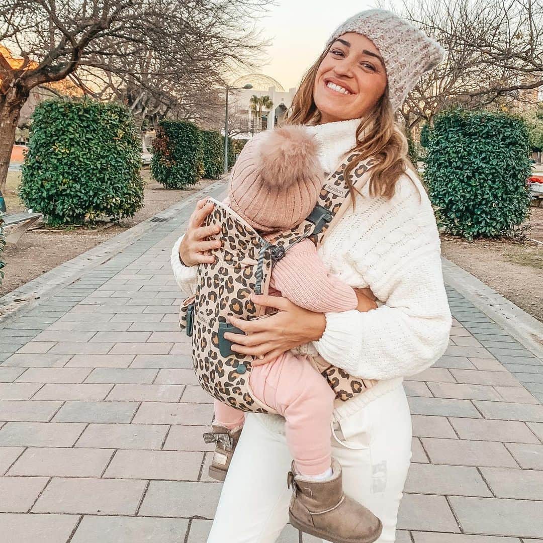 ジェマ・マリンのインスタグラム：「From all the benefits that carrying your babies has, I gotta say that my favorites were that it was the closest feeling to being pregnant, and the easiest way always to put them to sleep 😇 It’s beautiful how they feel safe and soothe when you are carrying them. I’m obsessed with The Baby Carrier One in leopard print style that  @babybjorn is launching 😍  Couldn’t exist a cutter one, get yours 🤗  #Sponsored #babybjorn  #babycarrier #carrierbaby #carryyourbaby」