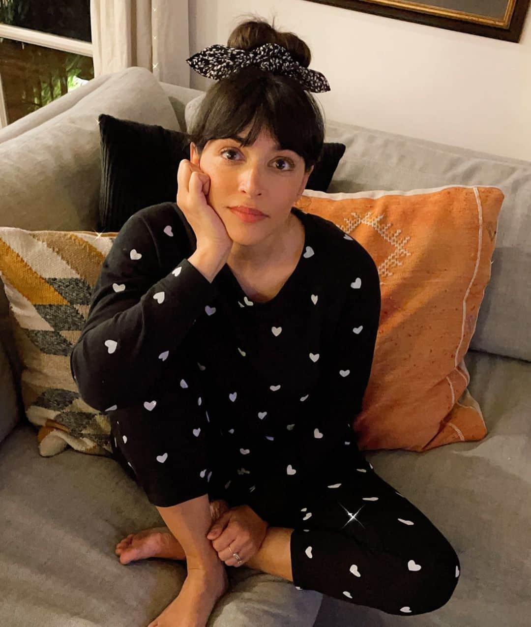 ハンナ・シモンのインスタグラム：「Just waiting on 2022 like... what you got bro because whatever it is we aren’t ready for it UNLESS IT ALLOWS ME TO GET ON A PLANE AND RUN AWAY BECAUSE THEN LESSSSSGO 🖤 🤍 *will be on plane in these jammies because at this point they are superglued to my body no judgment kthxbye」