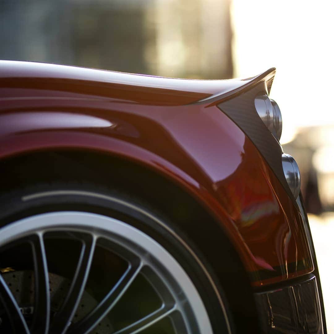 パガーニ・アウトモビリのインスタグラム：「Form and function fused together and exalted by the Rosso Scuro Italia!   #pagani #huayra #huayraroadster」