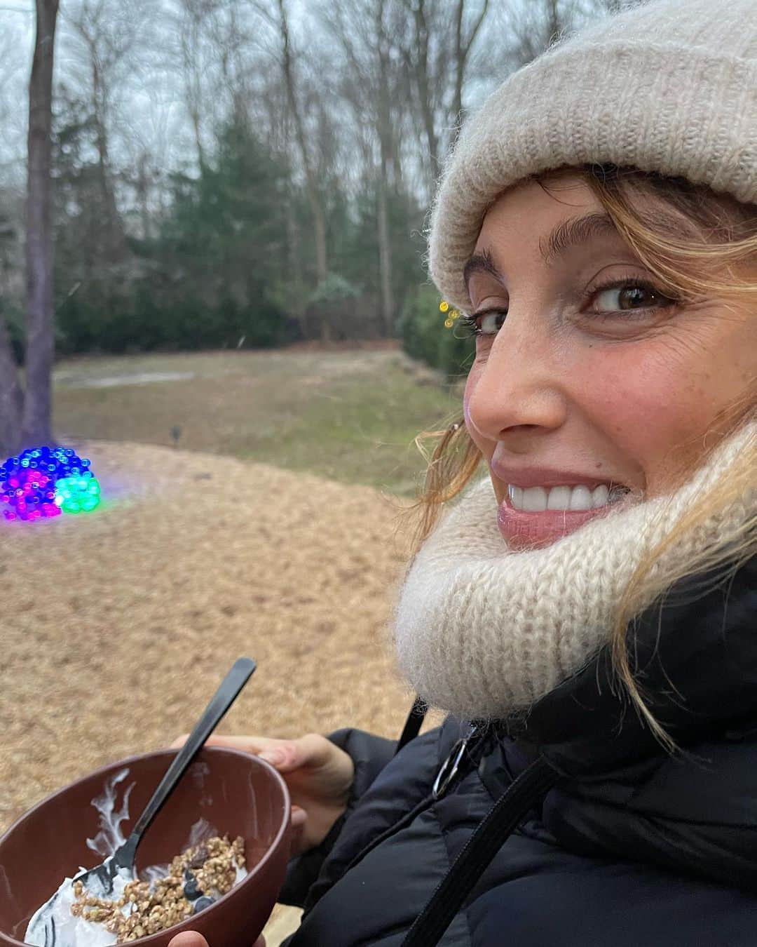 ジェニファー・エスポジートのインスタグラム：「Who’s ready to smile again? It’s been so much trauma, relentless trauma, for 4 years now. This year especially hard for all. Full of fear, change, illness, loss and so much more. One thing I know for sure is that after darkness comes light- and it’s been dark. So can you imagine just how bright it will be?  Just to even simply sit with friends and share a coffee. The joy of the simply things again will be pure magic. I’m so ready for the magic. Bring it on. Hang in there everyone」