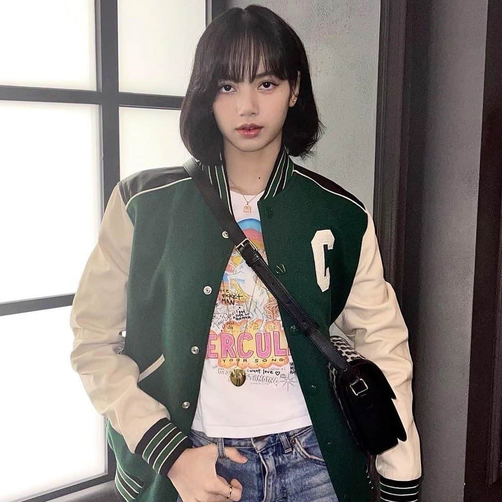 リサさんのインスタグラム写真 - (リサInstagram)「We love you Lisa . . . #LISA #LALISA #리사 #블랙핑크 #BLACKPINK #LALISAMANOBAN #LALISAMANOBAL #blackpinklisa #lisablackpink #LS1_Lilipledge」1月16日 2時46分 - lisa.blackpink