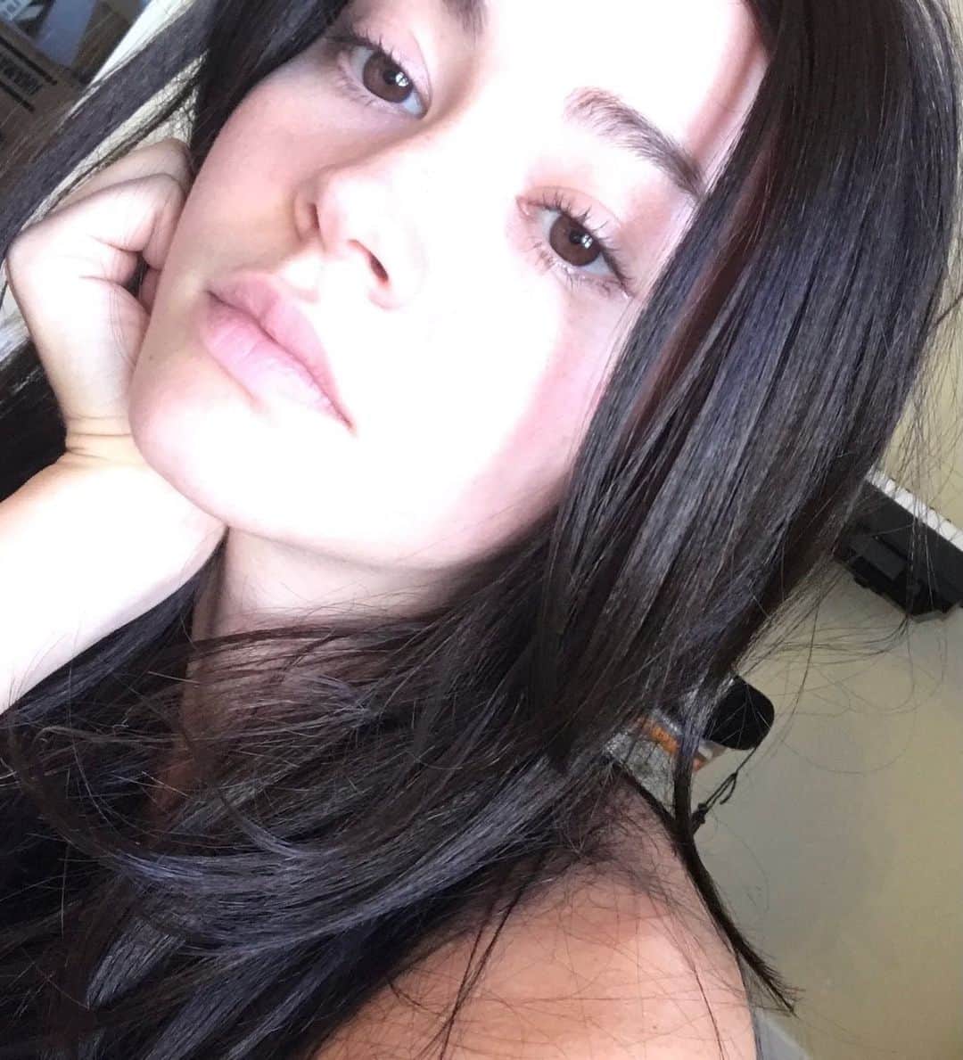ブリアナ・ホリーのインスタグラム：「Get Dark hair? Pink hair? Bangs? I’m bored Inspo @amazingbhollyb」