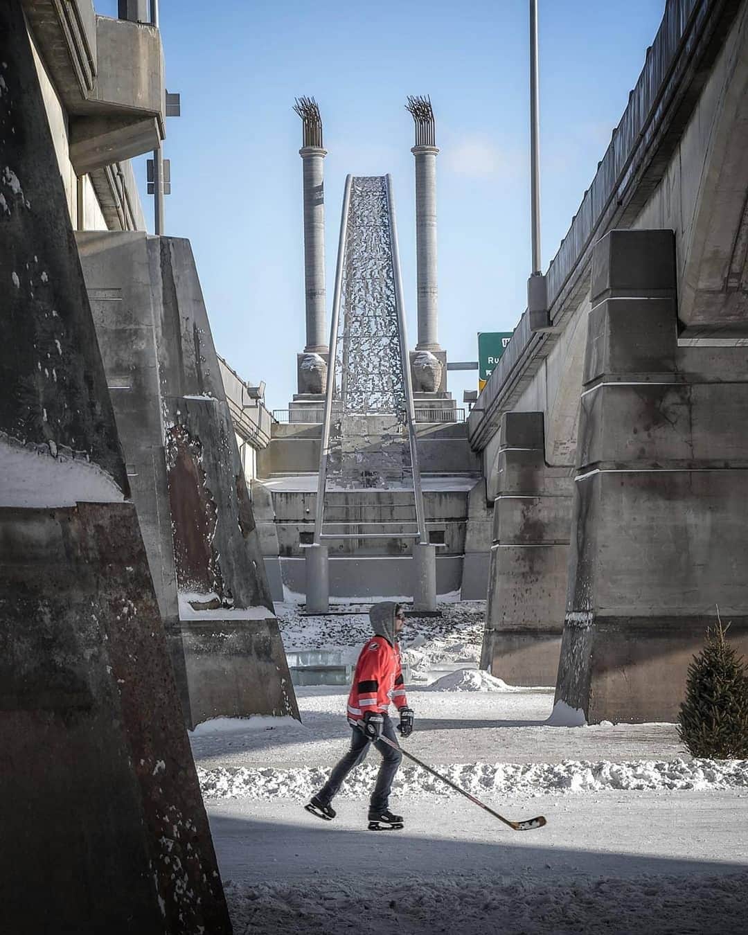 Explore Canadaのインスタグラム：「You spoke and we listened! Inspired by what you wanted to learn more about, this week's #CanadaSpotlight touches on a favourite winter pastime for Canadians across the country - outdoor ice skating.⁠⠀ ⁠⠀ There’s nothing quite like the feeling of lacing up a pair of skates to glide across glassy patches of ice in some of Canada’s beloved ice rinks and trails. Whether it’s among the jagged peaks of the Rockies or just beyond the city streets of iconic cities, skating in Canada offers up one of the most blissful winter activities one can partake in. For a little inspiration for the future, we’re highlighting a couple of places we love skating at:⁠⠀ ⁠⠀ -Centennial River Trail⁠⠀ ⁠⠀ Not only is this one of Canada’s longest skating trails it also has, on a typical year, a highly unique array of warming huts found along the trail. These huts not only provide a beautiful aesthetic amongst the snow and ice but also provide the perfect opportunity to warm up just before you set for your next jaunt. ⁠⠀ ⁠⠀ -Lake Louise⁠⠀ ⁠⠀ No Canada skating list would be complete without this breathtaking turquoise lake nestled in the heart of the Canadian Rockies. Thanks to lower levels of light pollution in the area it’s highly recommended to try this rink on a clear night where you can see the stars twinkle high above while you float across this natural ice rink. ⁠⠀ ⁠⠀ #ExploreCanada #CanadaNice⁠⠀ ⁠⠀ *Know before you go! Check the most up-to-date travel restrictions and border closures before planning your trip and if you're travelling in Canada, download the COVID Alert app to your mobile device.*⁠⠀ ⁠⠀ 📷: ⁠⠀ 1. @scottfrom204⁠⠀ 2. @paulzizkaphoto⁠⠀ 3. @emmajcoates⁠⠀ 4. @branden.kolada⁠⠀ ⁠⠀ 📍: ⁠⠀ 1. Centennial River Trail⁠, @tourismwinnipeg, @travelmanitoba⁠⠀ 2. @banff_lakelouise⁠⠀ 3. @banff_lakelouise⁠⠀ 4. Two Jack Lake @travelalberta⁠⠀ ⁠⠀ #OnlyInThePeg #ExploreMB #MyBanff #TravelAlberta #ExploreAlberta⁠⠀」
