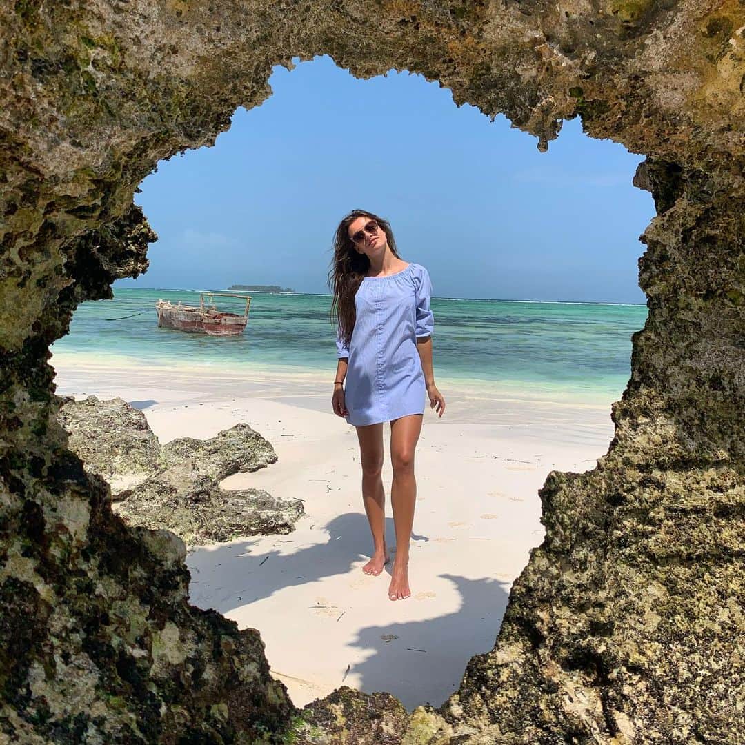 Karolina Bojarのインスタグラム：「Postcard from Tanzania 🇹🇿🌊  #holiday #Zanzibar #Tanzania #beach #whitesand #azurewater #IndianOcean #rock #paradise #chillout #sunny #suntanned」