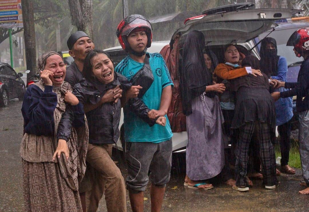 NBC Newsさんのインスタグラム写真 - (NBC NewsInstagram)「An earthquake shook Indonesia's Sulawesi island just after midnight Friday, toppling homes and buildings, triggering landslides and killing at least 34 people. More at the link in our bio.⁠ ⁠ 📷 Yusuf Wahil / @apnews」1月16日 2時58分 - nbcnews