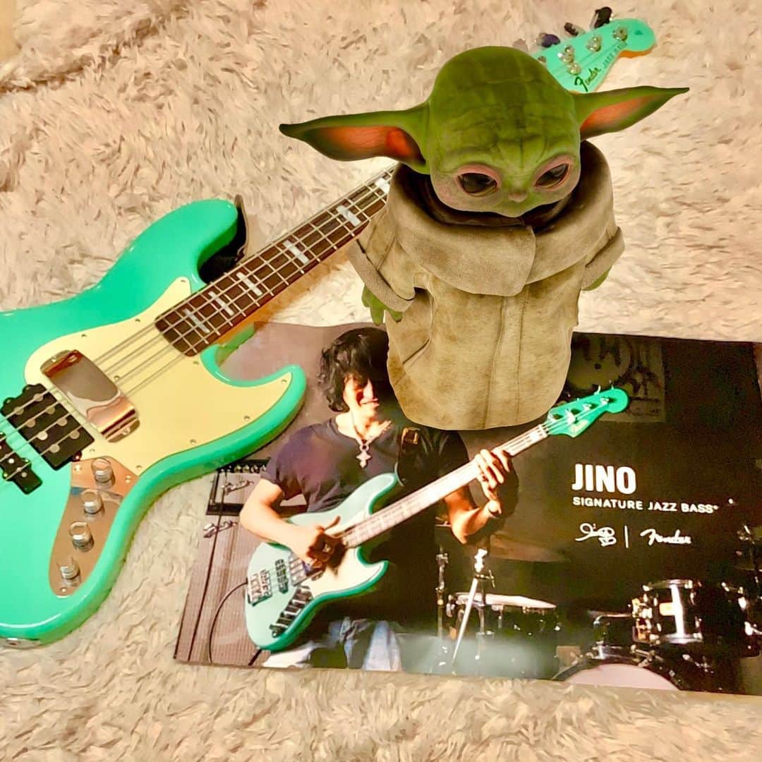 日野賢二のインスタグラム：「One of the reason I chose sea-foam green for my signature bass......本当のフェンダーJINO ベース シグネチャーモデルの理由。。。。。#jinobass #gorgu #babyyoda」