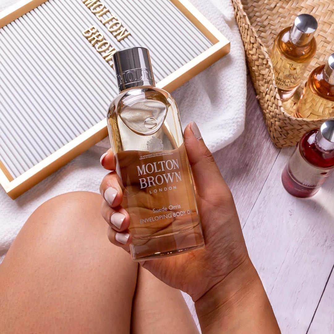 モルトンブラウンのインスタグラム：「Now that we’re all finding ourselves with a little extra time at home, it means there’s more time for self-care. Find self-care essentials including Body Oils in our Winter Sale now, with up to 30% off.」
