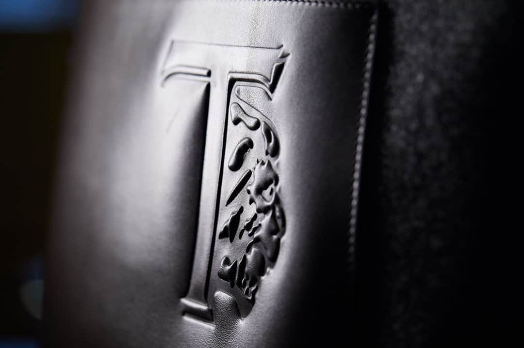 トッズさんのインスタグラム写真 - (トッズInstagram)「One world of craftsmanship. #sevenT in the making.  Fall Winter 2021/22 Collection. Creative Director: @walterchiapponi  Sunday, January 17th at 3pm CET. To be revealed here on @tods  #TodsFW21」1月16日 3時00分 - tods