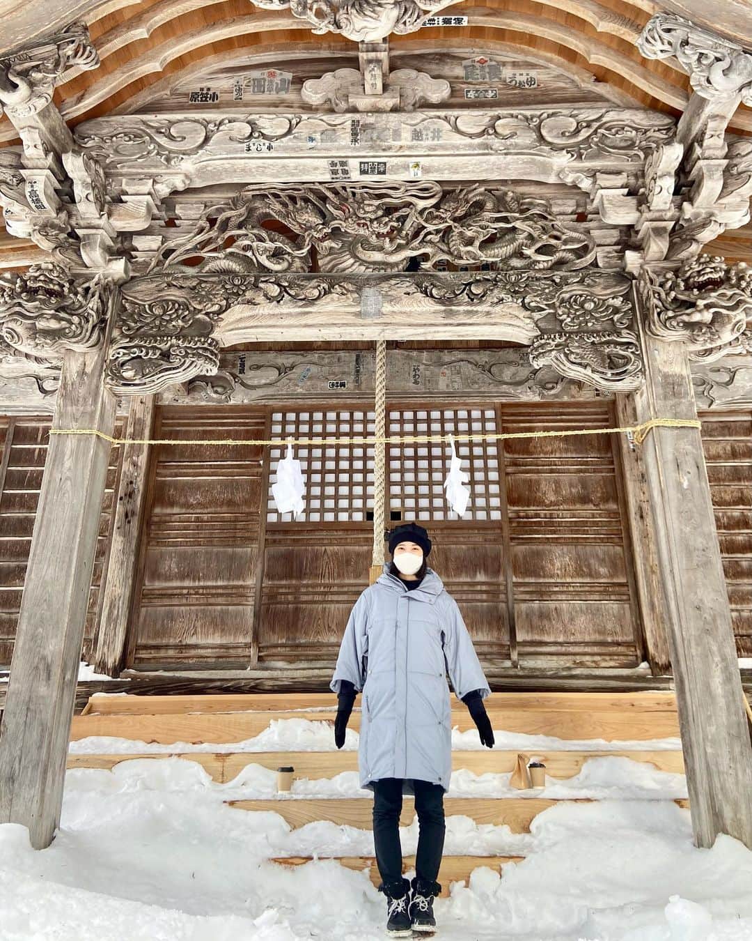 岩本憧子のインスタグラム：「. 初詣⛩ . こんな過酷な道のりの初詣は初めてでした🤣 . . 着てるアウターは暖かくて使いやすくてお気に入りの、 . HOUDINI の "TheCloud"❄️❄️ . . #初詣　#野沢温泉村 #nozawaonsen  #houdini  #houdinisportswear  #thecloud」