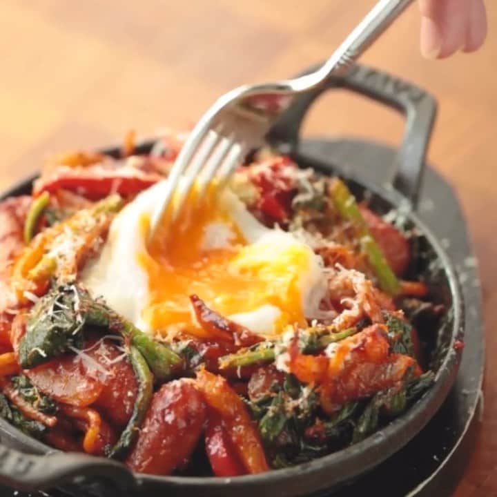 FORTUNE GARDEN KYOTOのインスタグラム：「* ◇ナポリタン◇  おうちでも、 @fortunegardenkyoto の 料理を楽しんでいただけるよう レシピ動画の配信をSTARTします👨‍🍳✨ 本日は、ランチタイムに帰ってきたばかりの大人気メニュー🍴  【ナポリタン】🍝  皆様のおうち時間が、少しでも豊かになりますように。  #fortunegardenkyoto #kyoto #restaurant #french #bistro #dinner #lunch #cafe #recipe #cooking #ナポリタン #レシピ #おうち時間 #おうちごはん」
