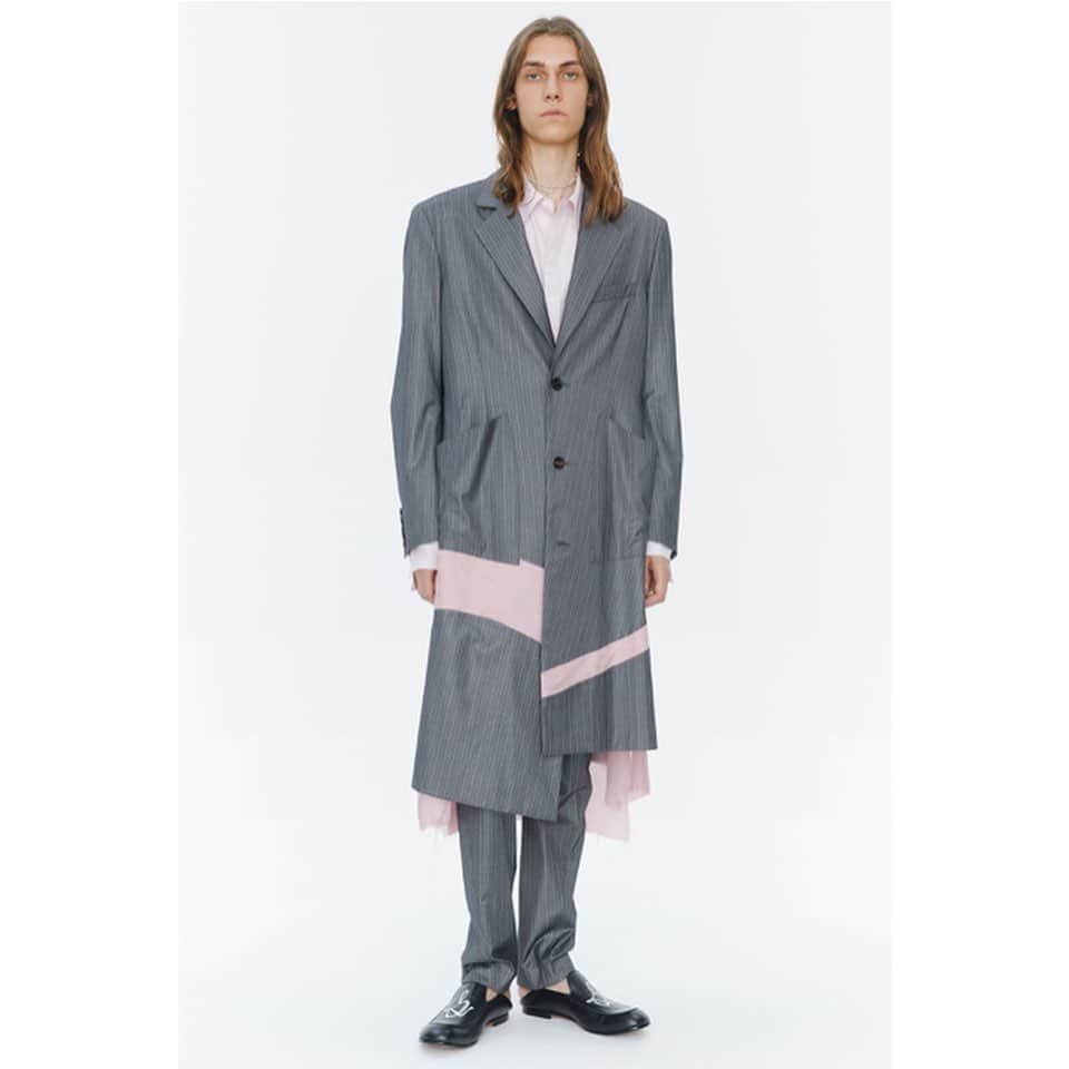 のインスタグラム：「【 New Arrival 】 ＜ sulvam ＞ 2021SS collection now in  store.  藤田哲平氏が手掛ける今シーズンの ＜sulvam(サルバム)＞は 『何が起こるかわからない世界の中で、どんなことが意味を持つのかを決めるのは自分自身だ。何が起こっても歩き続けていかなければいけないのだから、好きな服を着て歩いていこう』 という前向きなメッセージが込められている。 ファッションの持つ力を信じ、＜sulvam(サルバム)＞の世界観に落とし込んだコレクションとなっています。  ■展開店舗 UNITED ARROWS & SONS (原宿本店) UNITED ARROWS 六本木店 ※オンラインストアは後日発売いたします。  sulvam 2021SS collection now in store, Teppei Fujita in the spring/summer of 2021 <sulvam> is a collection with positive messages.  #unitedarrowsandsons  #sulvam」