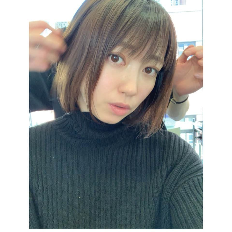 飯田圭織さんのインスタグラム写真 - (飯田圭織Instagram)「こんにちは😃 美容室へ行って来ました✂︎ 長年のお世話になっていますAbbey2🍀カラーはアッシュを入れて透明感をプラス、カットはショートボブ。 毛先を軽くしてもらうことでブラック系のお洋服を着ても重くならないんです✨今回も中村さんにお願いしました 髪型が可愛いと気分も上がりますね😍 #美容室 #abbey2 #ショートボブ  #アッシュカラー #毛先を軽く #お気に入り #飯田圭織」1月16日 12時38分 - iidakaori.official