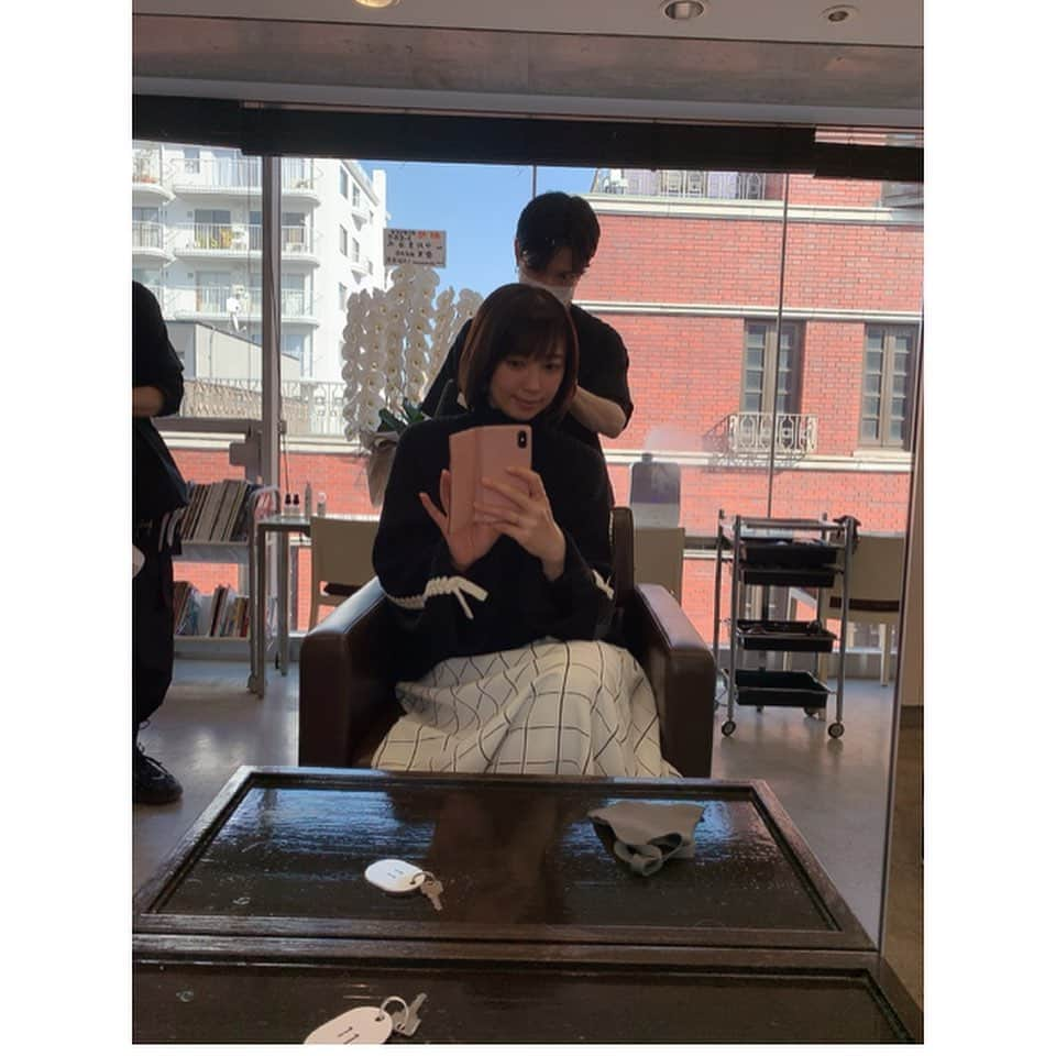 飯田圭織さんのインスタグラム写真 - (飯田圭織Instagram)「こんにちは😃 美容室へ行って来ました✂︎ 長年のお世話になっていますAbbey2🍀カラーはアッシュを入れて透明感をプラス、カットはショートボブ。 毛先を軽くしてもらうことでブラック系のお洋服を着ても重くならないんです✨今回も中村さんにお願いしました 髪型が可愛いと気分も上がりますね😍 #美容室 #abbey2 #ショートボブ  #アッシュカラー #毛先を軽く #お気に入り #飯田圭織」1月16日 12時38分 - iidakaori.official