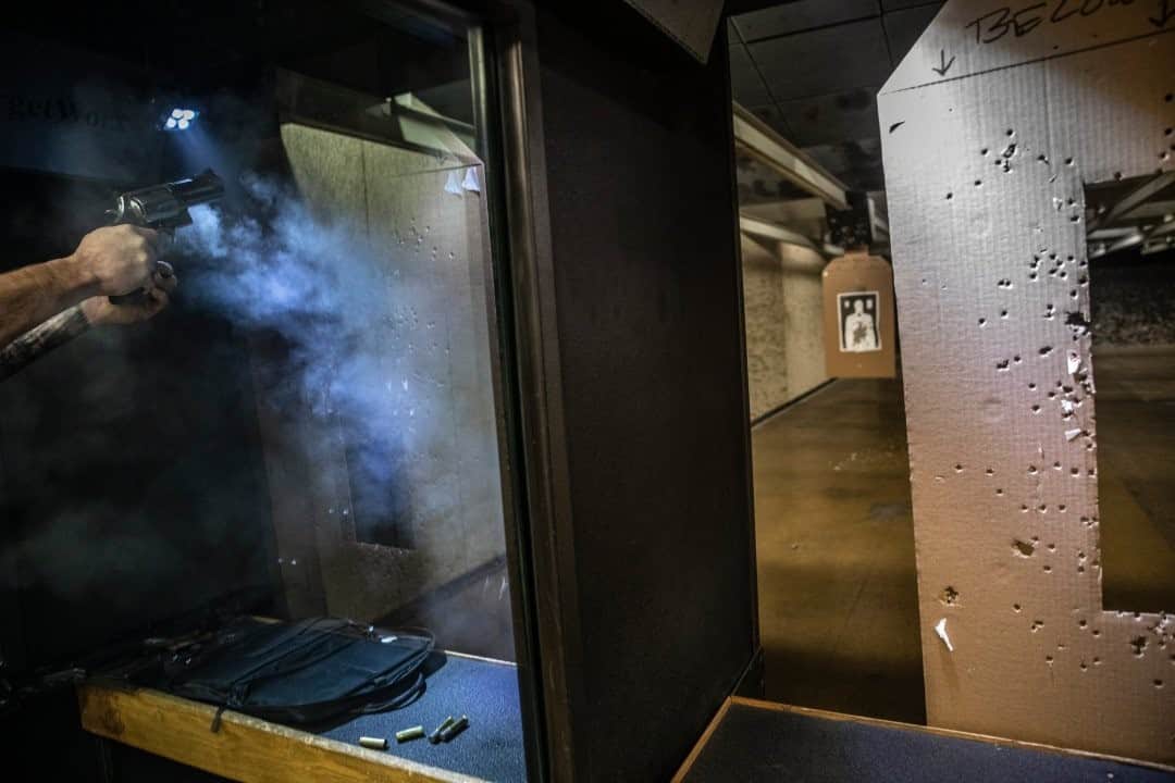 のインスタグラム：「Photo by David Guttenfelder @dguttenfelder / Mark Weissner fires a handgun at the 5 Star Firearms firing range in Zion, Illinois. Weissner, who manages the range, said the lanes are popular and packed daily. There was a run on firearms and ammunition immediately after violence broke out in neighboring Kenosha, Wisconsin, at the end of August: “Our inventory started out at around 500 firearms. We were all of a sudden down to six. It looked like we’d been robbed.” Demand has continued through the fall and winter, he said. A majority of buyers now, he noted, are first-time gun owners not of any one race or gender. “People who you would never expect to be armed are armed,” he said. Follow along with me as I drive to Washington, D.C., from my home in Minneapolis, stopping along the way to photograph this moment in the U.S.」