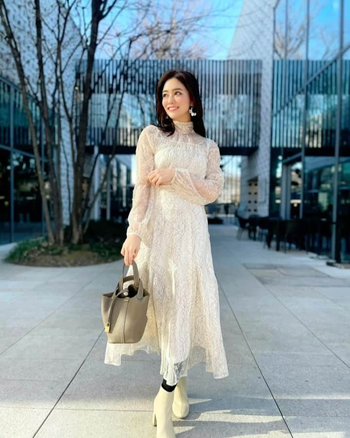 のインスタグラム：「こんにちは❤️✨ . 今日は先取り春コーデ🌸 新しいお洋服で新春気分✨✨ . tops&skirt... @mercuryduo_com  boots.... @stellamccartney  bag... @hermes  tights... @premiumslimskiniyleggings_info  . マーキュリーの新作はブラウスとスカートをセットアップで❤️トップスは後ろリボンになっててすごく可愛いのだ💗 丈間も上品で好み☺️✨ . このスカートは体のラインも見えるので、プレミアムスリムスキニーレギンスを下に着用✨締め付け感なく、下腹もスッキリ、スタイル良く見せてくれるよ❤️ . おうちならレギンス一枚でも🙆‍♀️ 伸びも良く快適です（3枚目） プレミアムスリムスキニーレギンスはここから買えるのでチェックしてみてね❤️↓ @premiumslimskiniyleggings_info  . 午後も頑張っていきましょう💕 . #りなまるコーデ #プレミアムスリムスキニーレギンス #春コーデ #mercuryduo #マーキュリーデュオ #セットアップ #モテコーデ #着痩せ #着痩せコーデ #setup #女子アナ #女子アナコーデ #清楚 #清楚コーデ #白コーデ #レース #hermes #エルメス #ピコタン #フレアスカート #春服コーデ #今日のコーデ #きょコ #代官山 #daikanyama #ブーツ #白ブーツ #ブーツコーデ #おうちコーデ #コーデ」