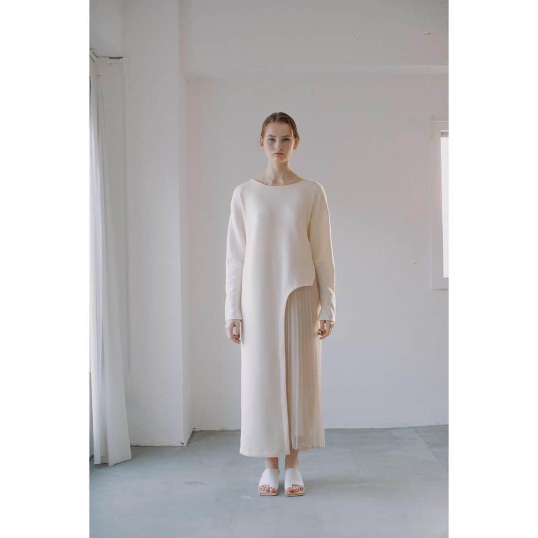 AULA AILAのインスタグラム：「【AULA AILA 2021 SS COLLECTION】  PLEATS PARTS DRESS COLOR: IVORY/BLACK/KHAKI SIZE:0 ¥ 21,000 + tax　　　  ✔️OFFICIAL WEB STOREにて先行予約会を開催中！期間中ご予約いただいたお客様に、ポイント20倍をプレゼント！是非この機会にお買い求めくださいませ。」