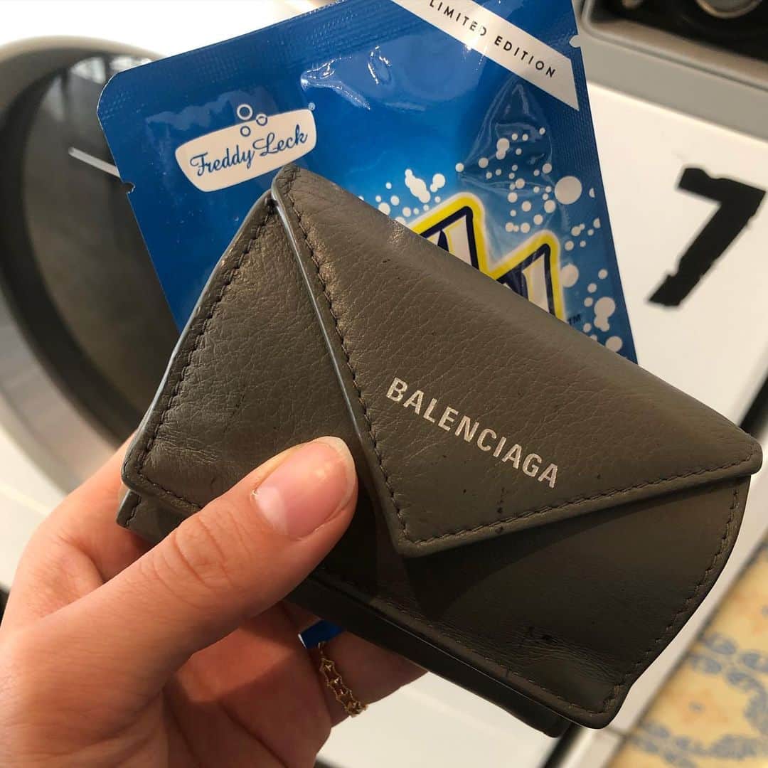 藤井瑞希さんのインスタグラム写真 - (藤井瑞希Instagram)「・ ・ 新しいお財布✨ ・ いよいよ今日から使い始めます‼️ ・ これは去年一目惚れして買ってたやつ〜😍 ・ 黄色って金運かあがりそうですよね？🤔(単純) ・ 前使っていた1台目のバレンシアガの財布は令佳がくれたやつ。 ・ まだ使えるからまたいつか使えるようとっとこ💓💓💓 ・ 私の周りの友達も今日財布変えた人多いけど、変えたよ〜て方いますか？？😍✊ ・ ・ #一粒万倍日 #天赦日 #一粒万倍日と天赦日が重なる日 #luckyday #balenciaga」1月16日 12時44分 - bdmntnfujiimizuki