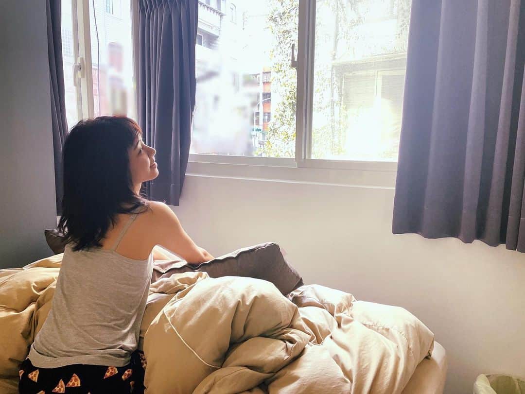 宇珊のインスタグラム：「賴床全記錄 但有陽光一秒坐起來！🌞 #先看陽光發呆十分鐘 #請忽略我的pizza睡褲 #我不是才剛睡怎麼就快中午了」
