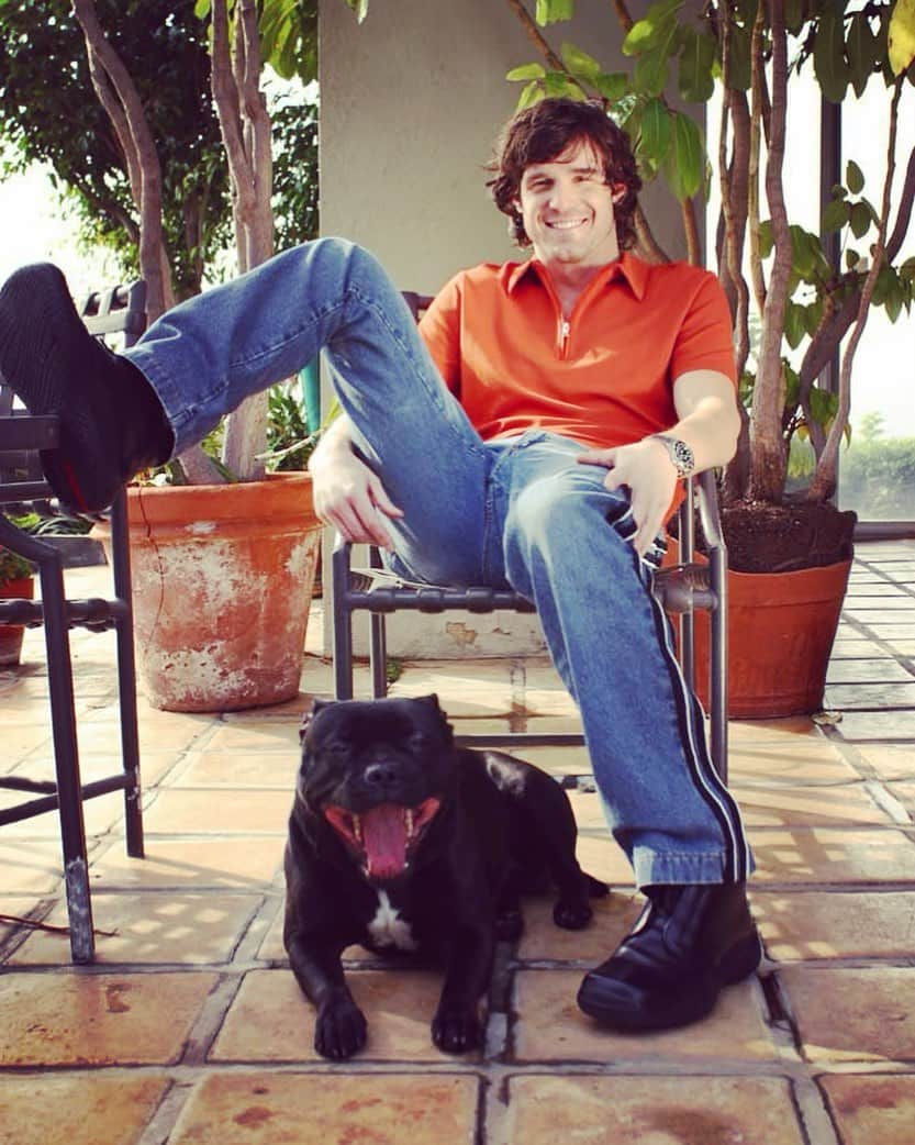 のインスタグラム：「The year 2001, with my best boy, “Erwin.” I was living in a guest house above the Chateau Marmont and Sunset Blvd., that was part of a former estate belonging to James Dean and was then owned by the man who discovered him, legendary Hollywood Agent, Dick Clayton. This was taken at the main house. I was legit living the dream.」
