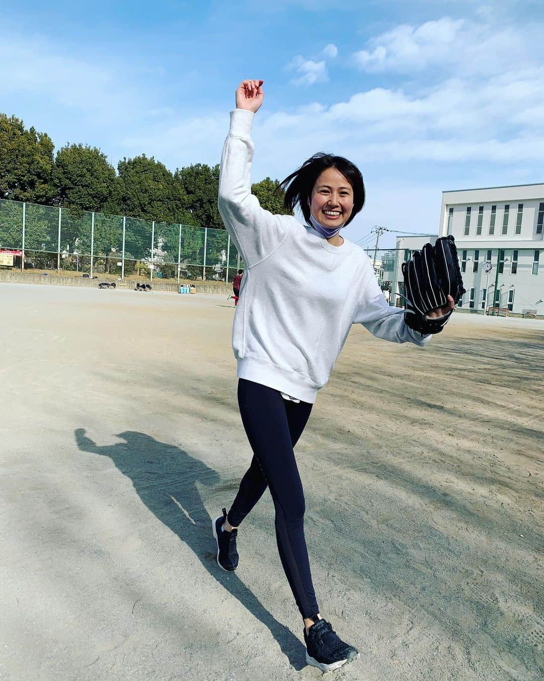 新谷あやかさんのインスタグラム写真 - (新谷あやかInstagram)「・  さいっこうに、楽しかった！！⚾🤩️  ・  天ピカ晴れ☀️ポカポカ陽気で、  キャッチボール⚾️して、  おまけに公園に居たお兄さん達に混ぜてもらって、ノックまで出来て嬉しい、楽しい！！！  ・  混ぜてくれてありがとうございました！！😊✨  ・  #野球好き #野球女子  #バッティング #キャッチボール #野球グローブ  ・  新谷あやか #shinyaayaka  #actress #女優 #英語の先生 #englishteacher #baseball   #baseballgirls  #野球好きな人と繋がりたい #野球女子⚾️  #野球好きと繋がりたい #スポーツ  #スポーツコーデ  #スポーツ女子  #baseballplayer #野球観戦 #野球大好き  #草野球  #草野球女子 #軟式野球  #m球 #セカンド #ショート　#二遊間  #ノック #笑顔」1月16日 12時54分 - shinya.ayaka