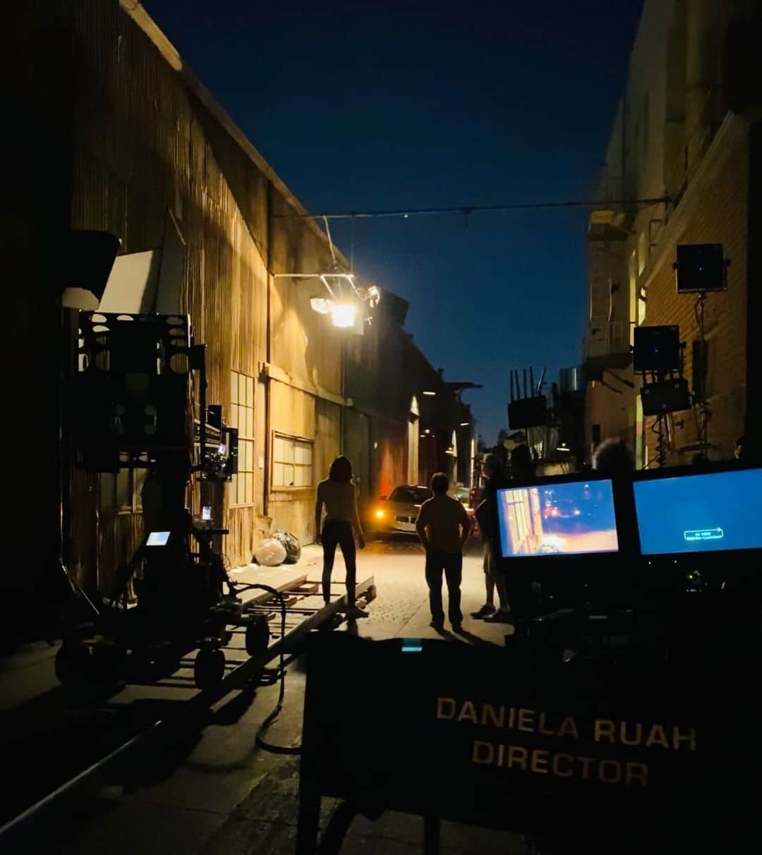 ダニエラ・ルーアのインスタグラム：「Nocturnal shoot. . Filmagem nocturna. . @ncisla #newdirector #happiness #bestcrewinhollywood #makingtv #squad #teamwork #teamworkmakesthedreamwork #directorofphotography #dp #crane」