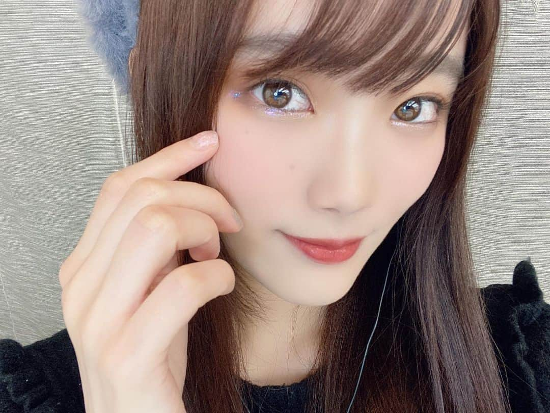 石川花音のインスタグラム：「・ #AKB48 さんの　#オンラインお話し会 終わりました〜🌷  アイシャドウと、アイラインの上から#ロムアンド　の　#フローズンスター をつけました✨  アイシャドウは#ゴージャス姉妹　を涙袋の部分にのせて、その上からグリッターのせました！ アイラインは#デジャヴュ のダークブラウンです☺️  今日はコートもパンツもブルーだったから、服にも合ってたし、透明感でる色でとても気に入っています💞🌙  #グリッター　#キラキラメイク #ロムアンドグリッター #romand #涙袋メイク　#黄味肌ブルベ」