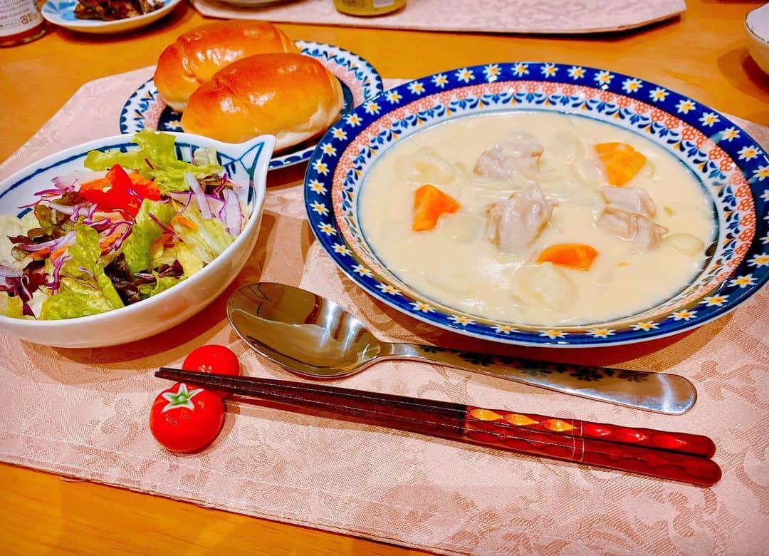 井上英里香のインスタグラム：「わが家の冬の定番🫕🐥 * * #クリームシチュー #おうちごはん #えりか亭 #料理 #食卓 #丁寧な暮らし #無農薬野菜 #からだにいいこと #おうち時間 #stayhome #cooking #cookingram #instafood #お料理好きな人と繋がりたい」