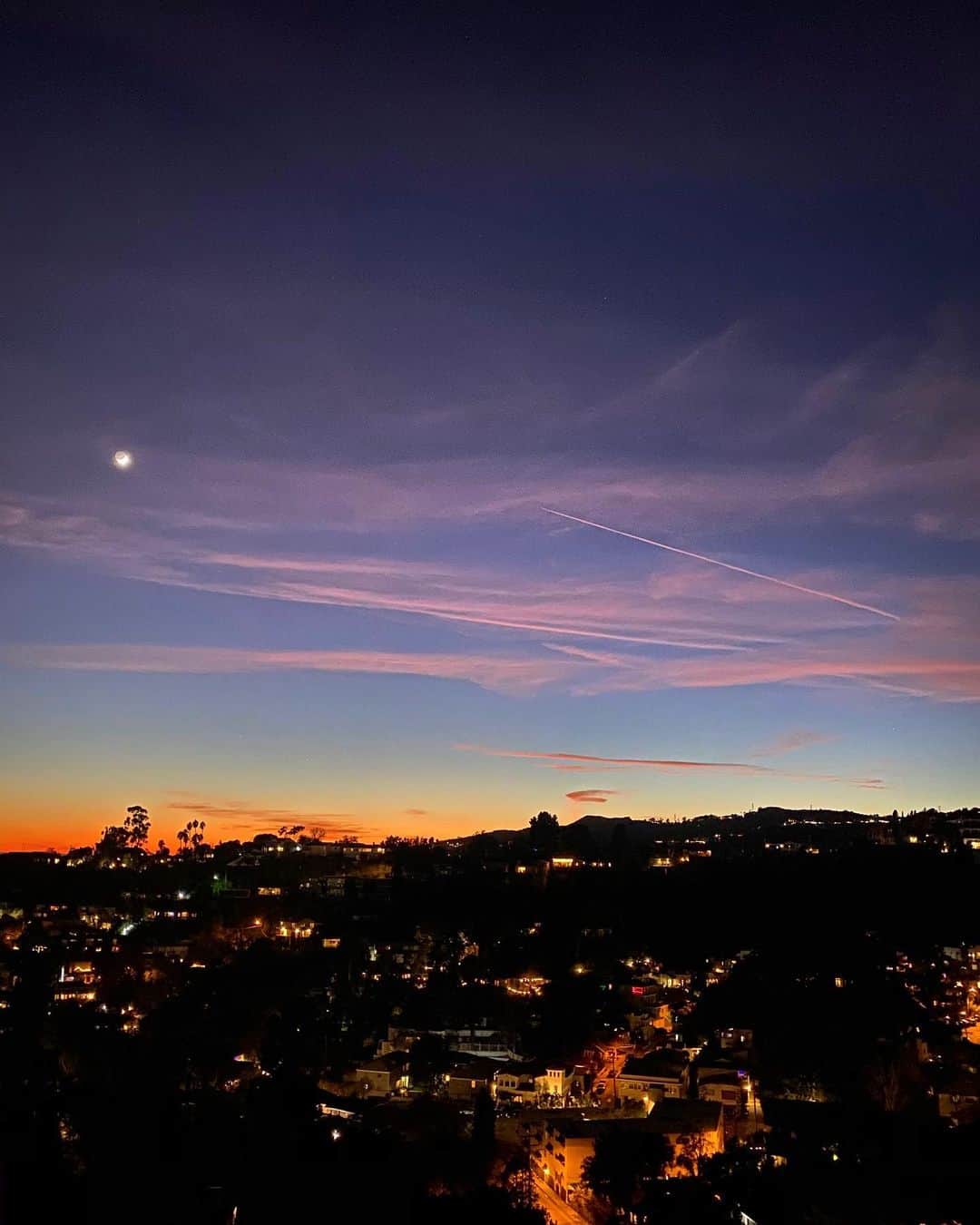 ミッシェルジョナスのインスタグラム：「#TGIF #Sunset 🙏🏼 www.mijobymichellejonas.com #michellejonasdesigns #michellejonastravelwear」