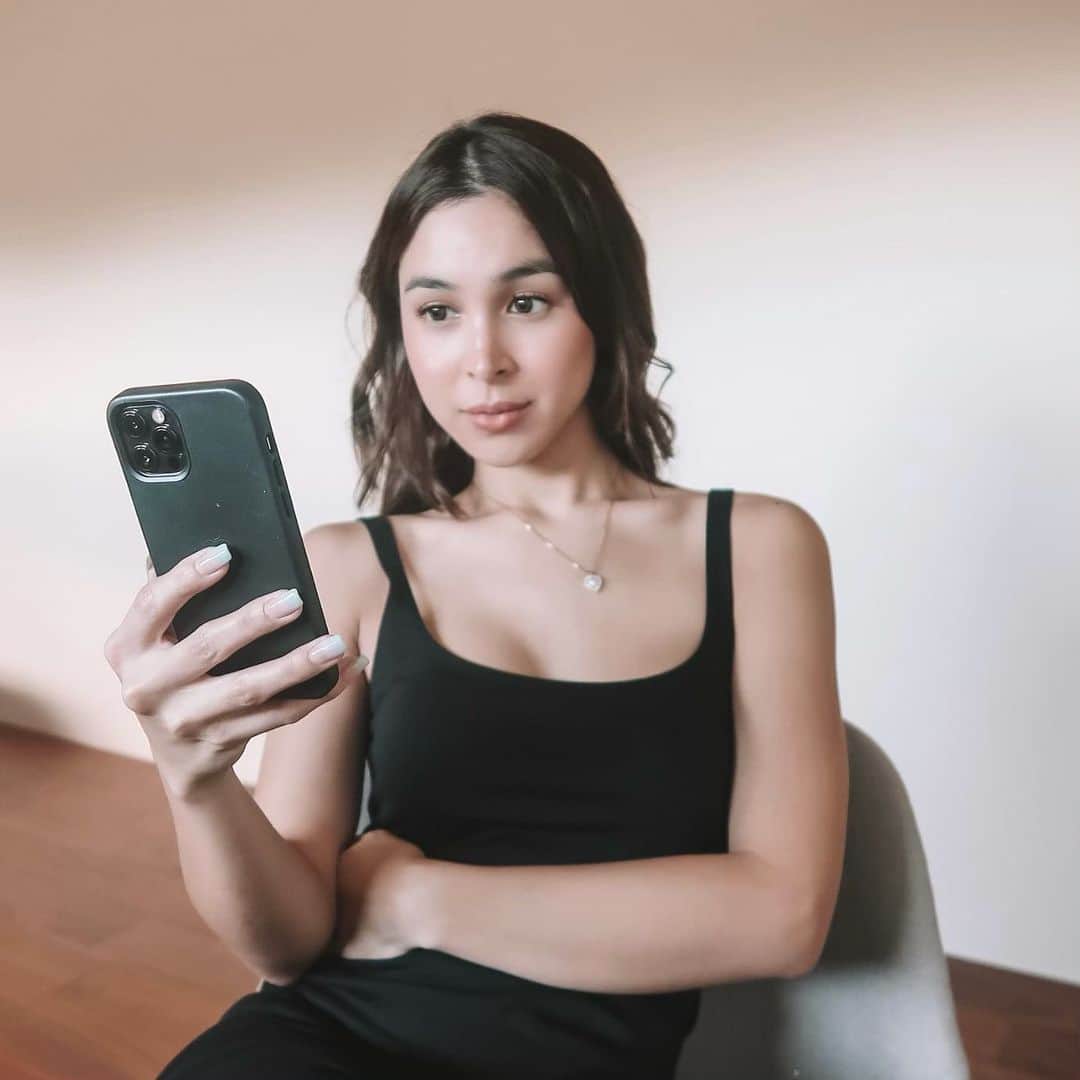 ジュリア バレットのインスタグラム：「Hey girls! Good news! @pondsph launched their Skin Adviser Live on Shopee. All you have to do is Chat, Snap, and Buy!   To Chat, click on CHAT NOW and say hello SAL. The SNAP a selfie so SAL can analyze your skin. Then wait for your results and the recommended products so you can BUY.  When you shop for Pond’s products on Jan 20-22, you get 50% OFF. If you use SAL and buy the products, you get an additional 20%! What a steal!   Go and tell your girlfriends to try out this app as well because it’s just so easy + perks are great! Definitely another way to #MakeItFunWithPonds! 💖」