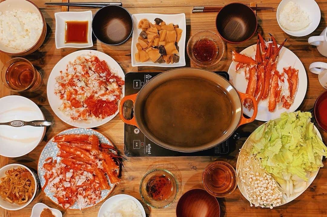 のインスタグラム：「冬の味覚といえば色々ありますが、先日思いもよらない素敵な贈り物が我が家に届きました🎁  それはずっしり重く、トゲトゲが手に突き刺さって痛いほど立派なタラバガニ🦀💕  しかも姿丸ごと2杯も入っていたんです🦀🦀✨  日頃からお世話になっている方に頂いたんですけど、開けてみてまぁビックリ🤩‼️  一日では食べきれず、二日かけての贅沢な晩御飯となりました😋💕  大切な人になかなか会えない日が続きますが、その分お互いを思いやる気持ちは深まりますね✨  #冬の味覚 #カニ #タラバガニ #贈り物 #ご馳走さまでした #感謝 #ありがとう #幸せ」