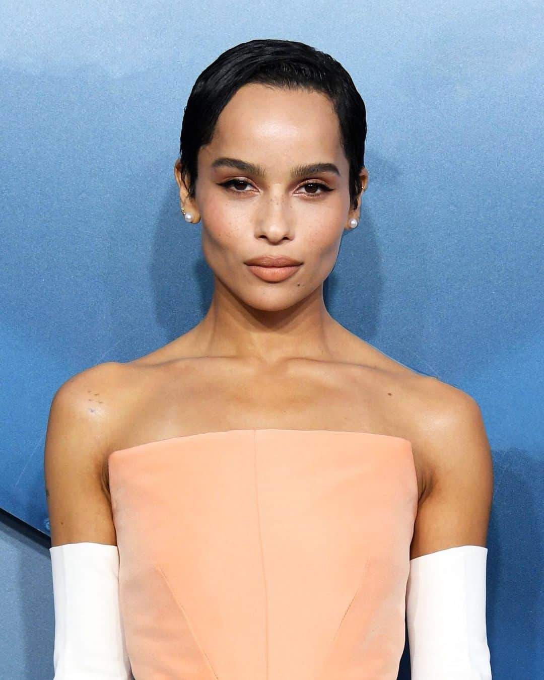 Vogue Australiaさんのインスタグラム写真 - (Vogue AustraliaInstagram)「We all know about the transformative power of a hair colour switch, but how about just how different you can look with a shorter crop? The divine #ZoeKravitz stands as testament, proving that going from long hair to a pixie has the power to change your entire face. Don't believe us? Tap the link in bio to see 21 celebrities and their #pixiecut transformations. ⁣ ⁣ 📷 Getty Images」1月16日 13時02分 - vogueaustralia