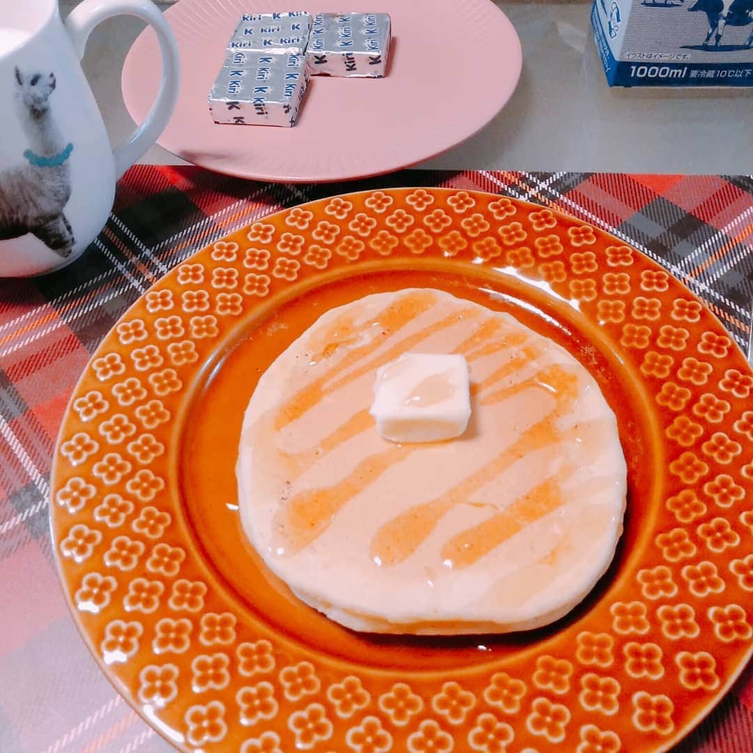友利愛美さんのインスタグラム写真 - (友利愛美Instagram)「気分があがりますなぁ♥🍪🦔🥞  #🥞 #おうちごはん #じゅう #ホットケーキ ♥🐻 #うまく焼けるとルンルン #おうちカフェ #Pancake #hotcakes #kiri置いてるけどのせてるのはバターだよ☺️」1月16日 13時06分 - aimitomori