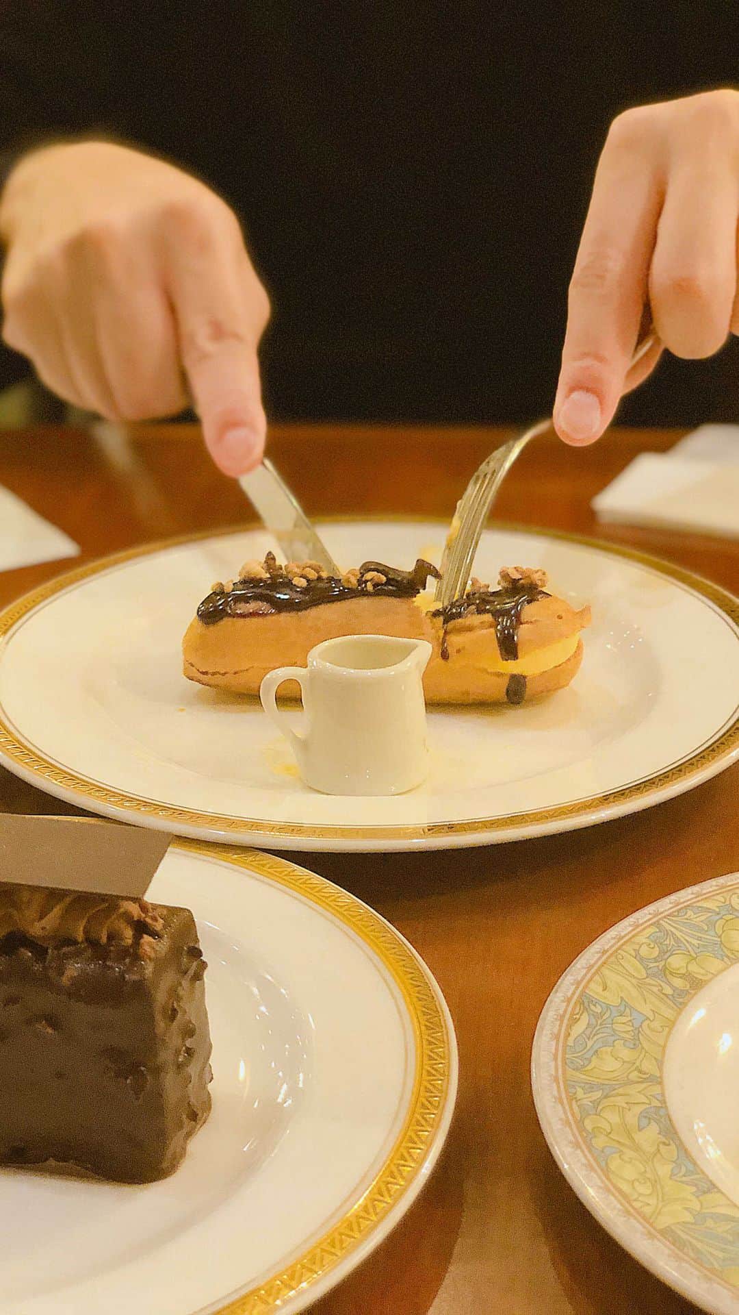 のインスタグラム：「#cafestagram  ﻿ 📍トリコロール本店﻿ ・住所/東京都中央区銀座5-9-17﻿ ・営業時間/ [月～金]8:00～18:00(L.O.17:30)﻿ [土・日・祝]8:00～18:00(L.O.17:30)﻿ ・定休日/無休﻿ ﻿ ＊変更等の可能性ありますので﻿ 事前に店舗にご確認下さい﻿ ﻿ #トリコロール﻿#トリコロール銀座﻿ #銀座カフェ#老舗の味 #老舗カフェ#レトロカフェ#ginza #도쿄카페」
