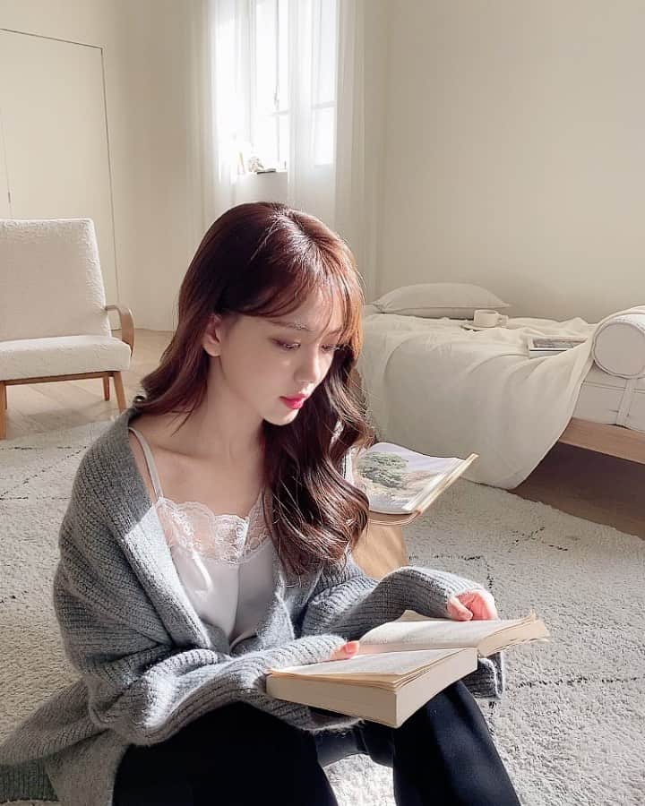 Chuuのインスタグラム：「🎀츄X셀럽쇼퍼🎀  여신포스 @seoji72 서지님과 함께한 21년도 첫 촬영💕 이번 코디도 서지님만의 페미닌 무드 가득 담았어요☺️ 우리 츄멤님들 서지님의 어떤 코디 가장 기대되시나요?!?  #chuu#츄#셀럽쇼퍼#데이트룩#데일리룩#코디추천」