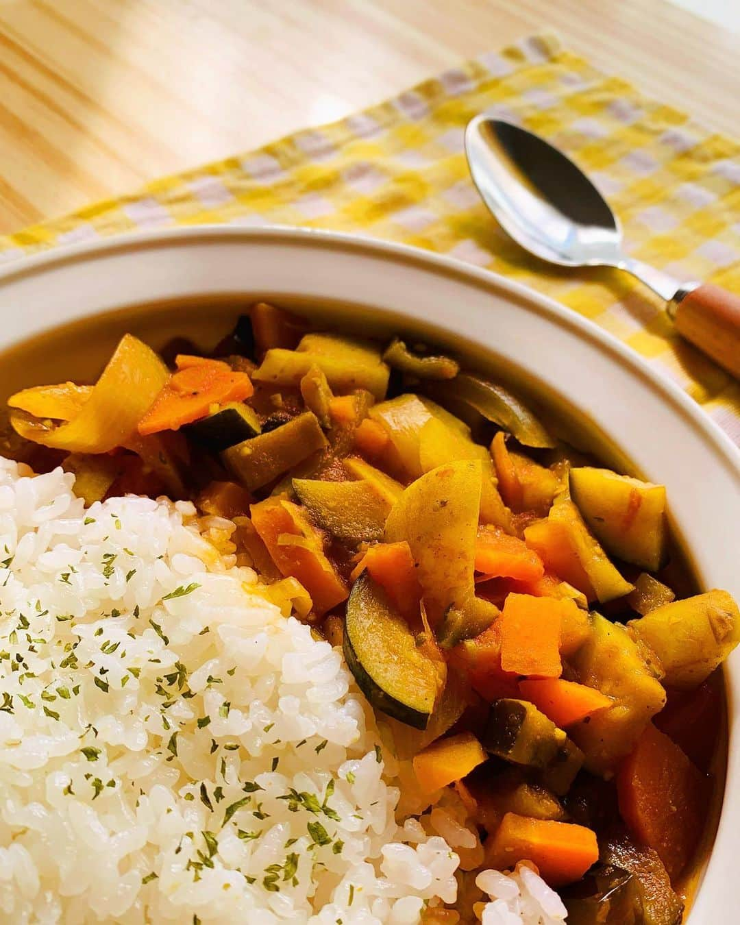 篠原理沙のインスタグラム：「野菜だけのスパイスカレーを作ってみました！  沢山作ったので、あとは作り置きとして保存しておきます✨  節約になるのでお財布にも嬉しい料理だよ🧡 トマト缶とスパイスで作るカレーは健康にも美容にもいいし、何より美味しいー！😌 ヴィーガンの方にもいいかもしれない✨  #スパイスカレー #スパイス #カレーライス #カレー好きな人と繋がりたい #嫌いな人はいないはず #カレー部 #カレー大好き #ルウは使わず #トマト缶レシピ #庶民的 #健康ごはん #健康第一 #健康食 #健康 #美容好きな人と繋がりたい #美容にいい食べ物 #美容好きな人と繋がりたい #美容に興味ある人と繋がりたい #具沢山カレー #脂肪燃焼カレー #脂肪燃焼スープ #野菜カレー #グルメ好きな人と繋がりたい #グルメ #グルメスタグラム #食べスタグラム #ご飯記録 #ご飯でエールを #自粛生活 #節約ごはん #ヴィーガン」