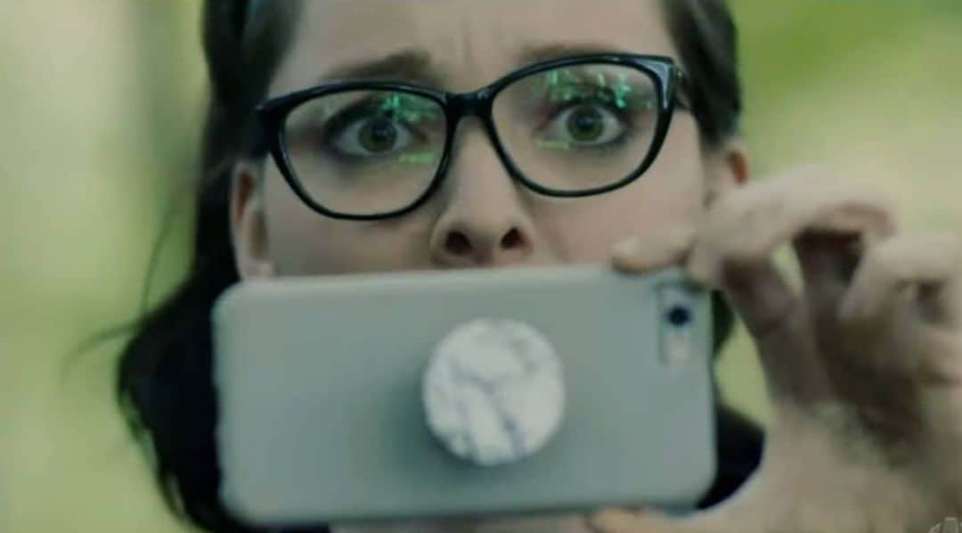 エマ・デュモンのインスタグラム：「Gotta keep that phone out for the gram! #wrongturn」
