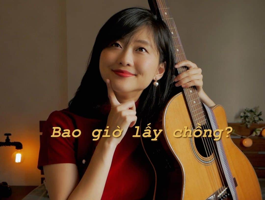 Akariのインスタグラム：「Bao giờ lấy chồng? 😙 Hãy xem video mới của Akari nhé 🥰  #baogiolaychong #tet2021  #hattiengviet  #ngườinhật  #vietnamesesong  #ベトナム語」