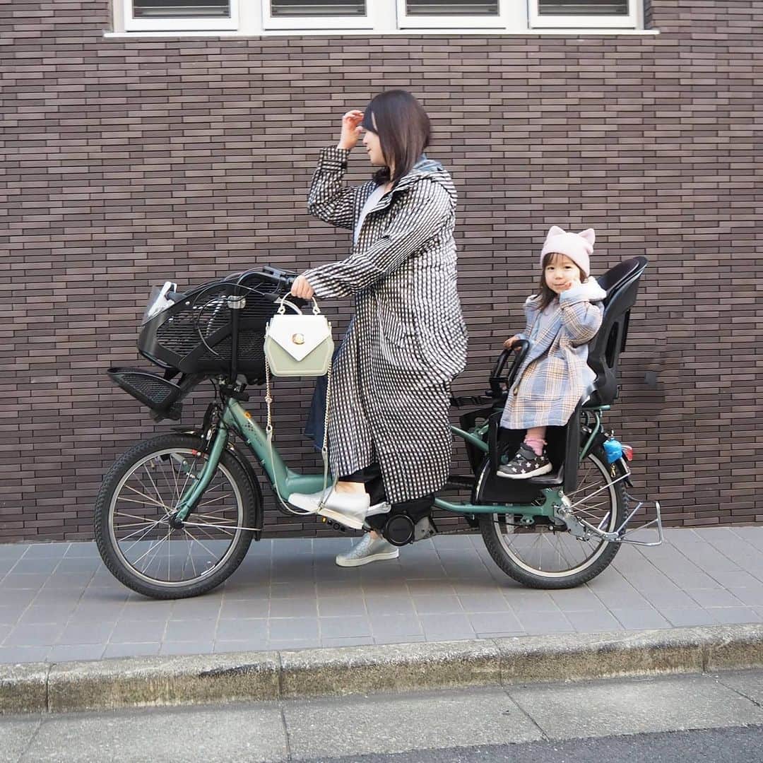 Kuboi Ayumiさんのインスタグラム写真 - (Kuboi AyumiInstagram)「コロナのため電車やバスなどの公共交通機関をほとんど使わない生活になって もう１年近くに…。  ベビーカーだとエレベーターなども面倒なので、２駅分くらいなら電動自転車の方がラクチン。 ということで保育園や習い事の送り迎えも自転車なので、雨の日などはレインコートが欠かせません。  でも、自転車でスカートを履くとレインコートを着ていても スカートが濡れちゃって、気持ち悪かったのですが、アメトハレ（@ametohare_jp） のレインコートを使うようになってから そんなストレスは無くなりました。  しっかり雨を防いでくれるのに、軽くてウェスト調節もできるので、コートの上に着てもモコモコせずに 着やすいんです。  前裾には雨を防ぎバタつきを抑えるアンダーガードがあるので スカートでも雨に濡れにくくてお気に入り。  レインバイザー（別売り）をつけられるなど、カスタマイズできるのもいいですね。 デザインもかわいくて、雨がやんでも普通のアウターみたいに着れちゃう。 雨の日はどうしても憂鬱になっちゃいますが、少しでも気持ちが明るくなるグッズを使って 快適に過ごしたいものですね。  #女の子ママ #雨の日コーデ #電動自転車 #アメトハレ #ametohare #pr #レインコート #レインポンチョ #カジュアルコーデ #大人コーデ #カジメイク #ママコーデ #リンクコーデ #親子リンク #親子リンクコーデ」1月16日 13時24分 - himekagami