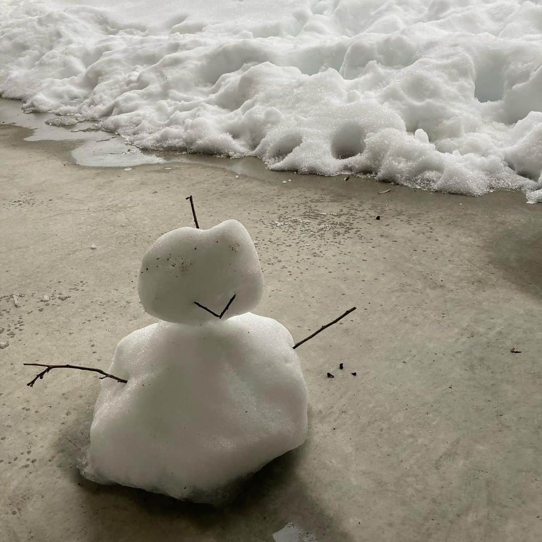 滝波宏文さんのインスタグラム写真 - (滝波宏文Instagram)「#雪だるま #娘が作った #小学生 #屋根の下 #外は雪の山」1月16日 13時38分 - hirofumitakinami