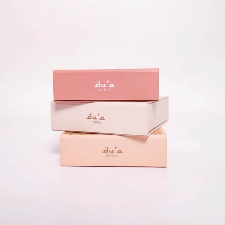ラウディアシンシアベラのインスタグラム：「Bismillah✨  9 warna favorit yang memiliki karaterisrik  masing-masing dari Du’a Series ini sudah hadir untuk menemani keseharian kamu Lgirls... Dari warna yang soft earthy tone hingga bold pun ada, kamu bisa miliki sesuai warna kesukaan kamu 😍  Kira-kira warma favorit kamu apa ya?  @lbylcb」