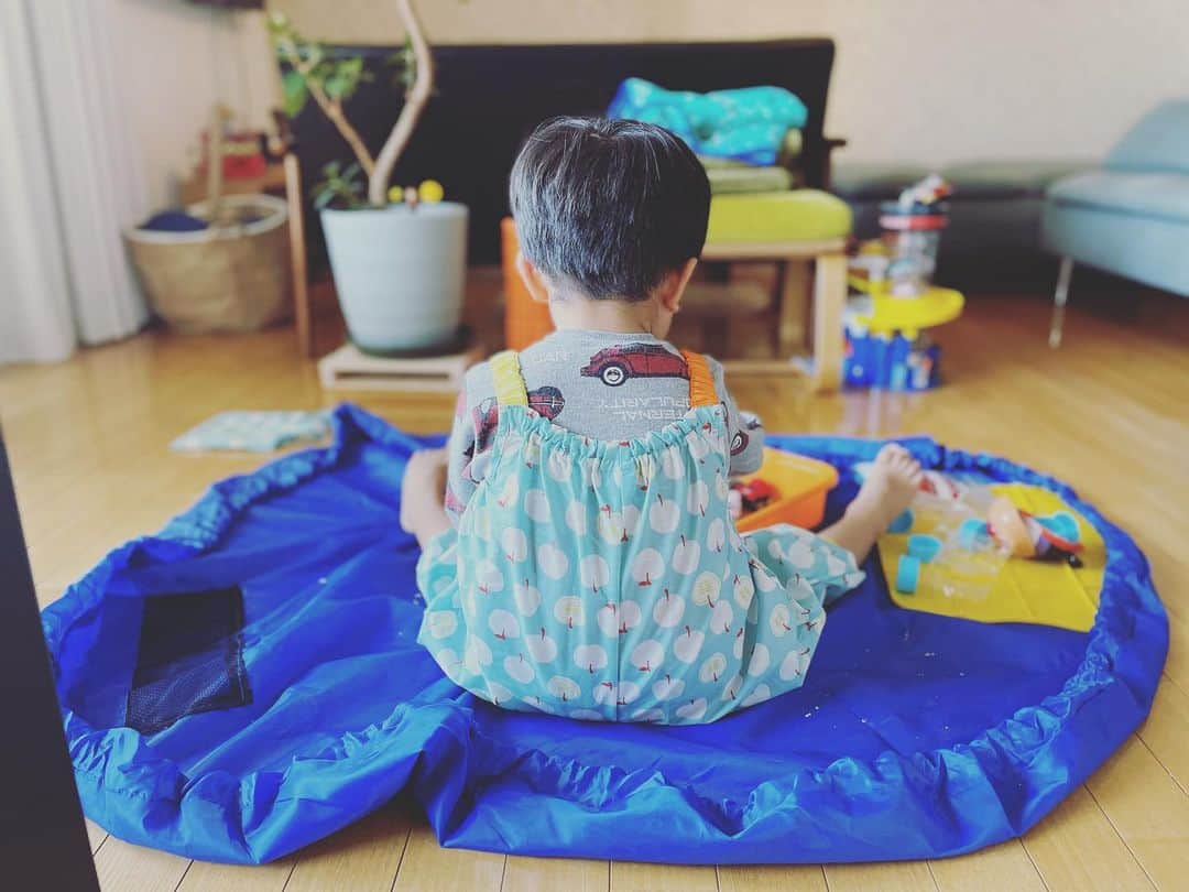 氷浦紫さんのインスタグラム写真 - (氷浦紫Instagram)「砂遊びしている後ろ姿に萌 脚伸ばしてこうやって座るのって赤ちゃんぽくて好き。 りんご柄のお砂場着を毎回『これ可愛い、似合うかも』ていうのも好き。  この間に洗濯畳んでしまったり片付けしたり出来ててありがたい。いつ飽きるかわからんけど。   #室内砂場 #おうち時間 #2歳11ヶ月男の子  #2時間はやってる #子育てぐらむ  #mylove #MYtreasure」1月16日 13時49分 - yukalihiula