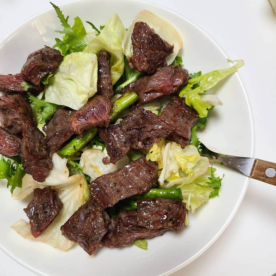 ユジョンのインスタグラム：「오늘의 아점 😋🥩🍽 여러분은 점심 뭐 드시구 계시나용?」