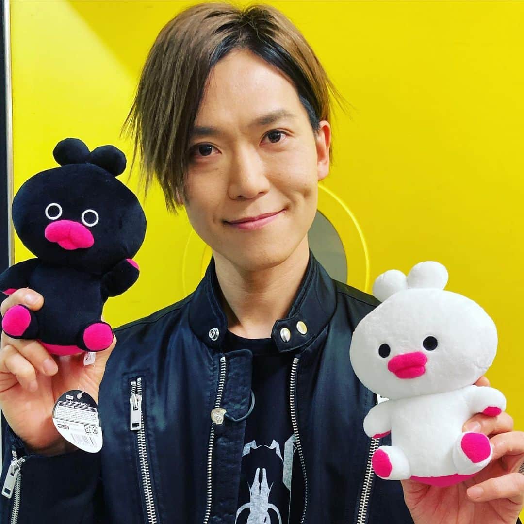 SHINPEIのインスタグラム：「『#WOWOW オンデマンドフェス「音楽諸島」』﻿ BREAKERZはトップバッターで登場させて頂きました！﻿ ﻿ ライブ感溢れる番組ステージで、演奏してる側もめっちゃエキサイト出来ました。﻿ ﻿ この後も超豪華メンバーが続きます。﻿ 無料トライアルでも視聴可能なので、是非ご覧下さい！﻿ ﻿ https://bit.ly/3bBdfDQ﻿ ﻿ 【出演】﻿ #GRANRODEO #森久保祥太郎 #SaucyDog #ビッケブランカ #緑黄色社会 #アリス九號. #Angelo #己龍 #TheBrowBeat #BREAKERZ  P.S WOWOWといえば、、、 昔観たLUNA SEAさんのUN ENDING STYLE は録画もしてテープが擦り切れるくらい見て、結局DVDを買い直して観たなぁ★ WOWOW最高！」