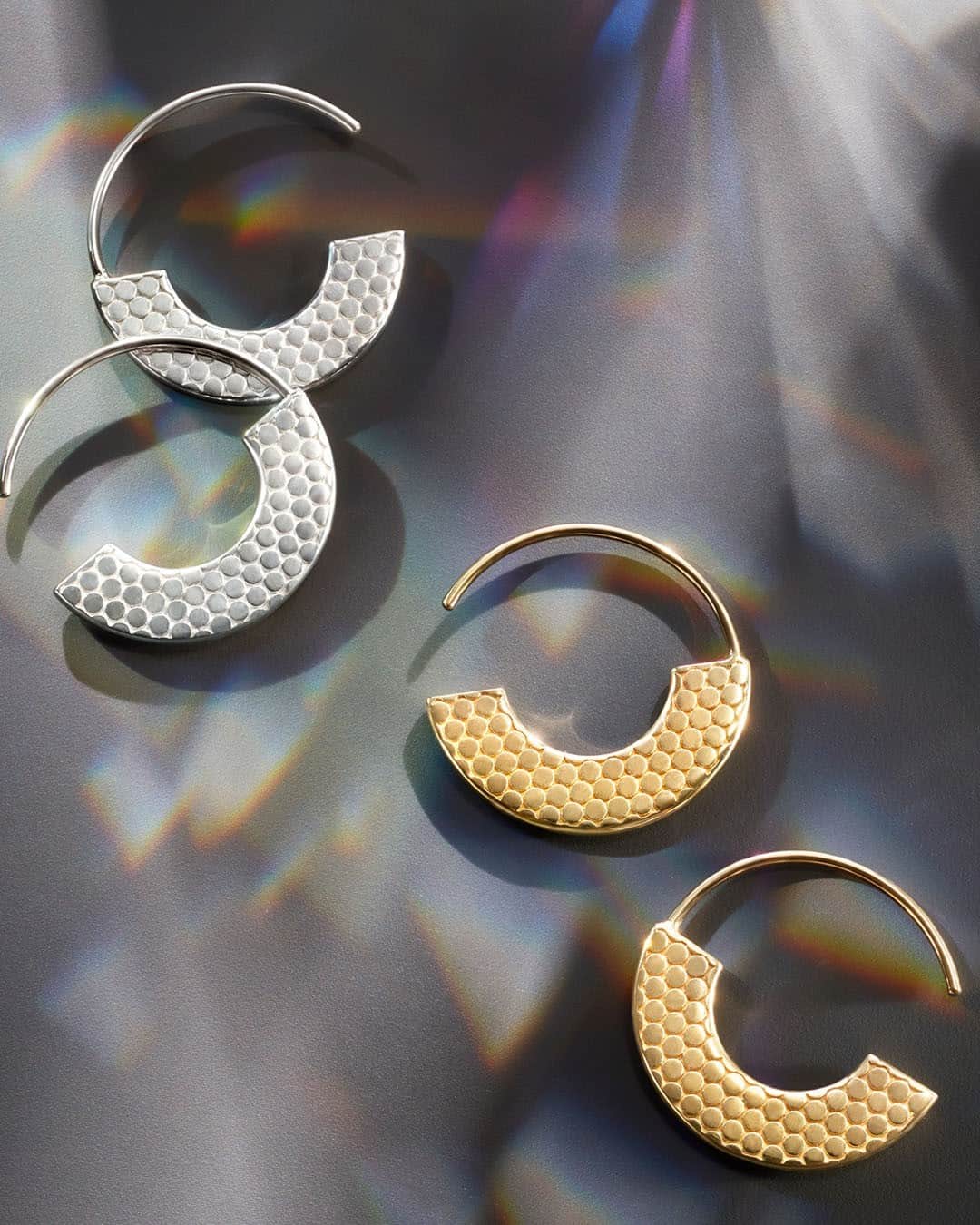 モバードのインスタグラム：「Textured hoops for an everyday essential. #MovadoJewelry」