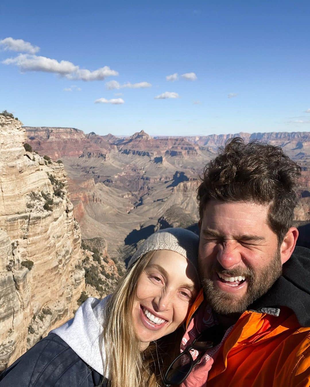 のインスタグラム：「We took a trip to the Grand Canyon and learned about things from thousands of years ago. And while "the real world" is in turmoil, it was nice to remember that we are just passing through. Our time here is gone in the blink of an eye. I want to leave this place a little better than I found it for Sonny and all his friends. Thank you to @grandcanyonjourneys & @enchantment_resort for reminding us that we are all just a small part of something bigger. ⠀⠀⠀⠀⠀⠀⠀⠀⠀ Sunglasses: @krewe Sonny's jacket: @_bobochoses_ Mask: @shopdoen」