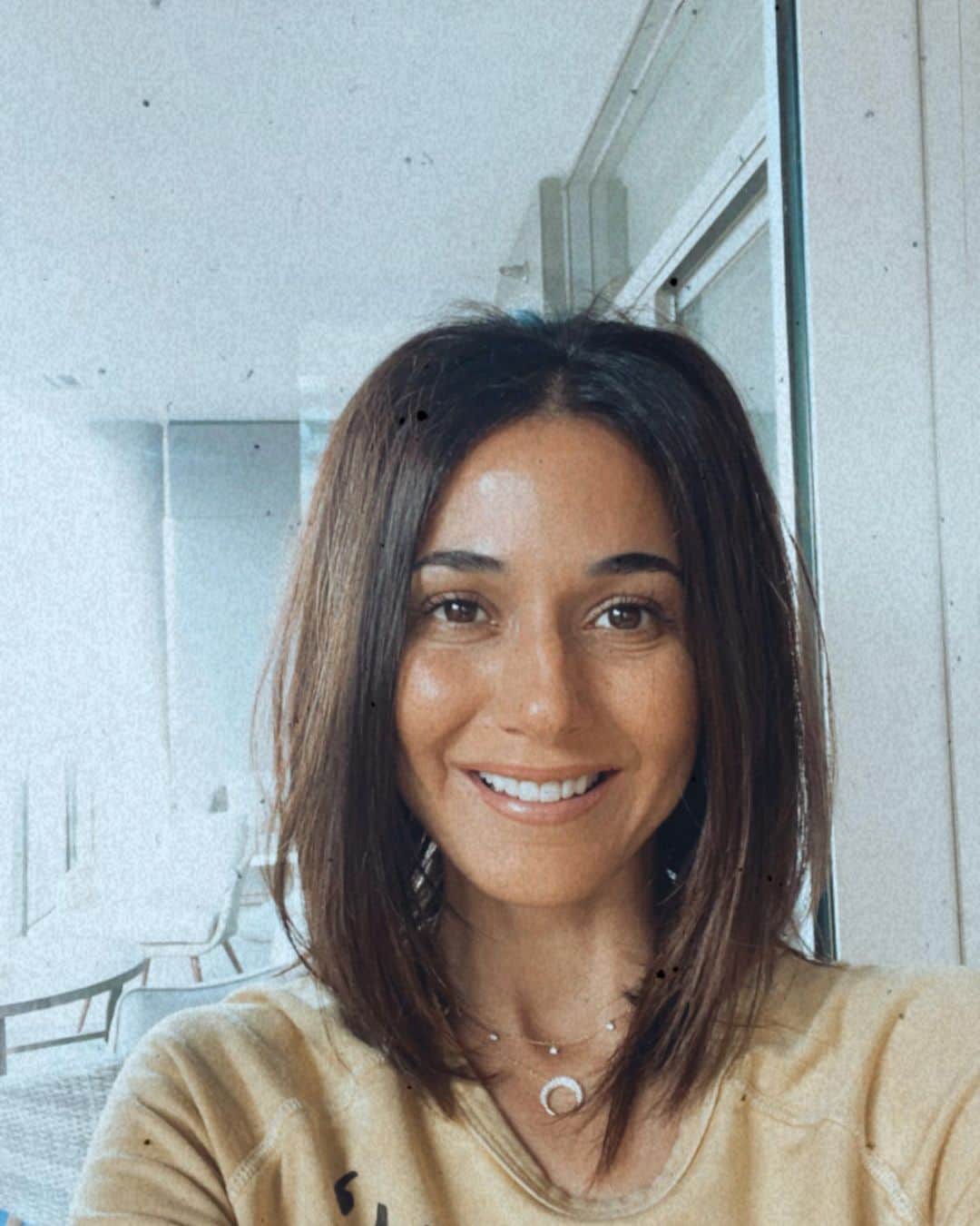 エマニュエル・シュリーキーのインスタグラム：「I do however like this retro filter, gives me the 70’s feels which is my fave:) Sending love and light..#happyfriday #shabbatshalom❤️ #staysafe #stayhealthy #day6quarantine」